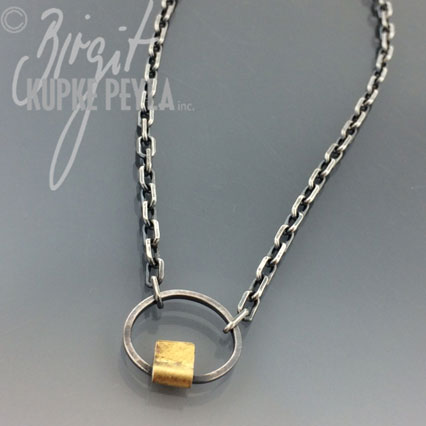 Necklace with a sincle circle and gold detail